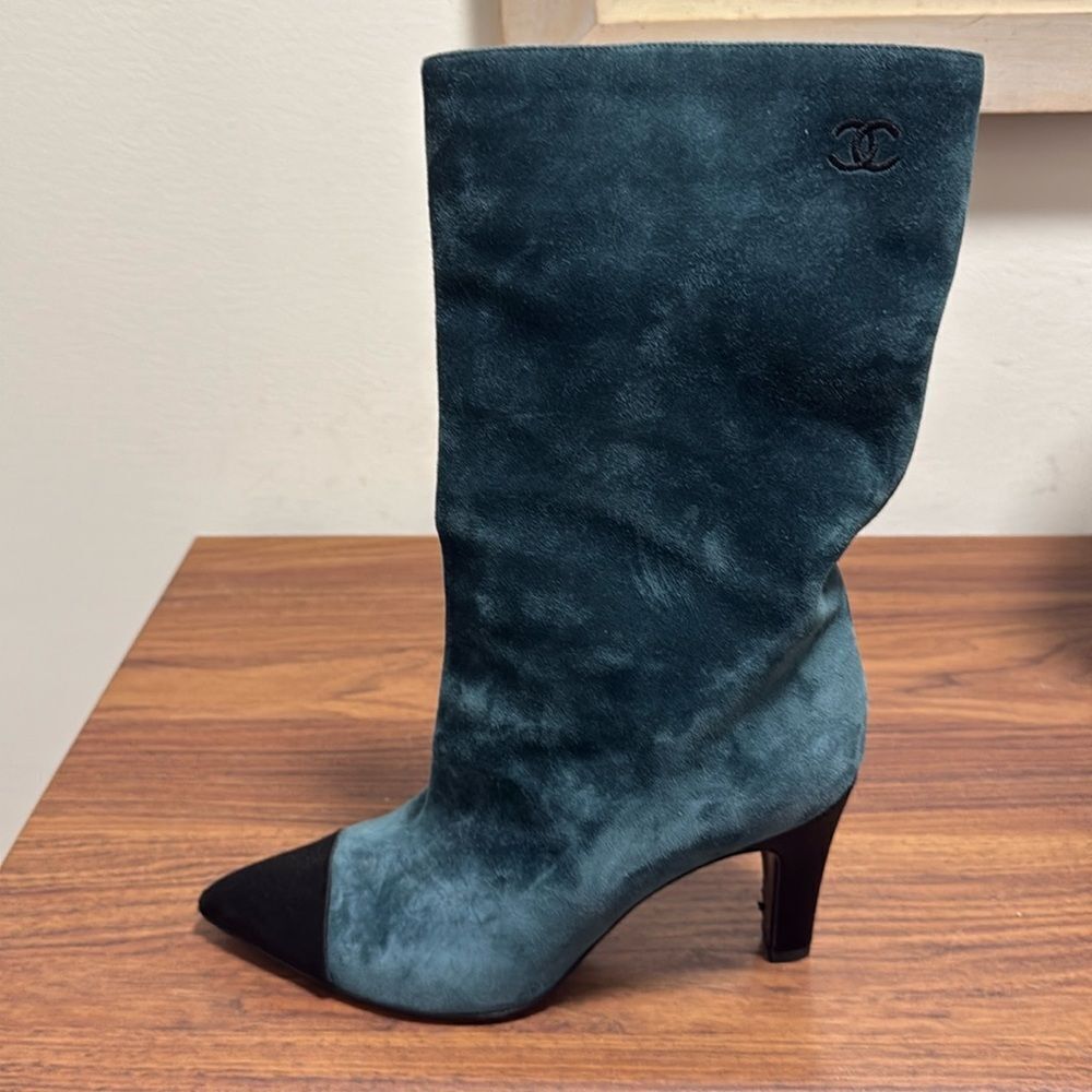 Chanel 2017 Gabrielle Coco Satin Suede Mid Calf Boots. Size 38. Green/Black. - Picture 4 of 13
